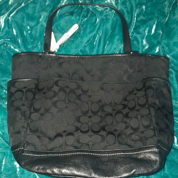 Coach Handbags - 🇺🇸❤️Sale❤️🇺🇸. Large Coach Handbag